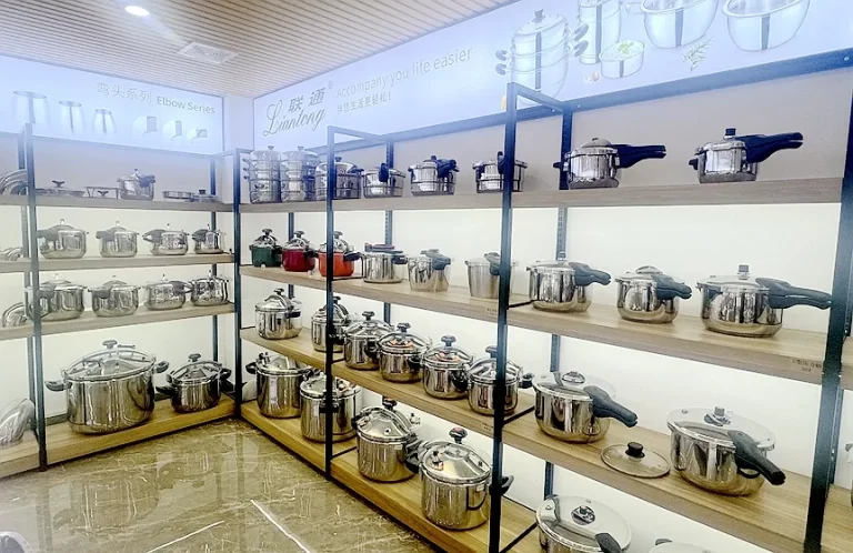 pressure cookware display