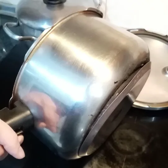 Pressure cooker bottom deformation